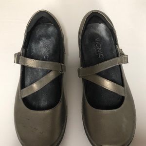 Vionic with Orthaheel technology size 8 leather metallic flats